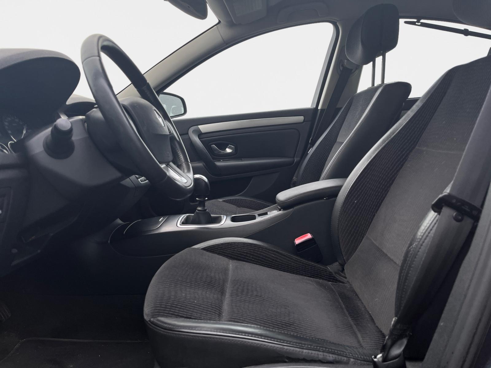 
								RENAULT LAGUNA III 2.0 dCi 130 Privilège complet									