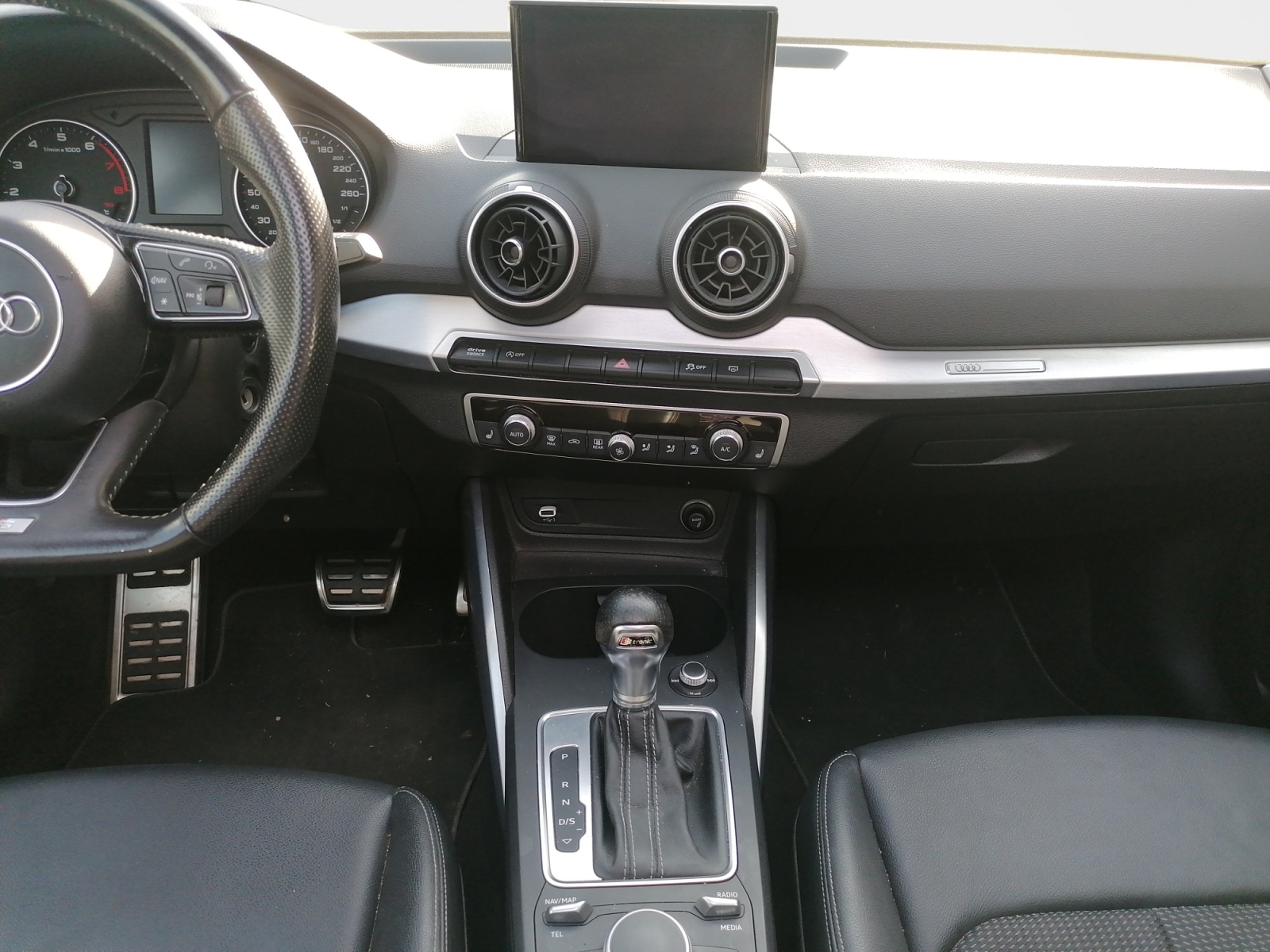 
								AUDI Q2 1.4 TFSI COD 150CH S tronic 7 S Line complet									