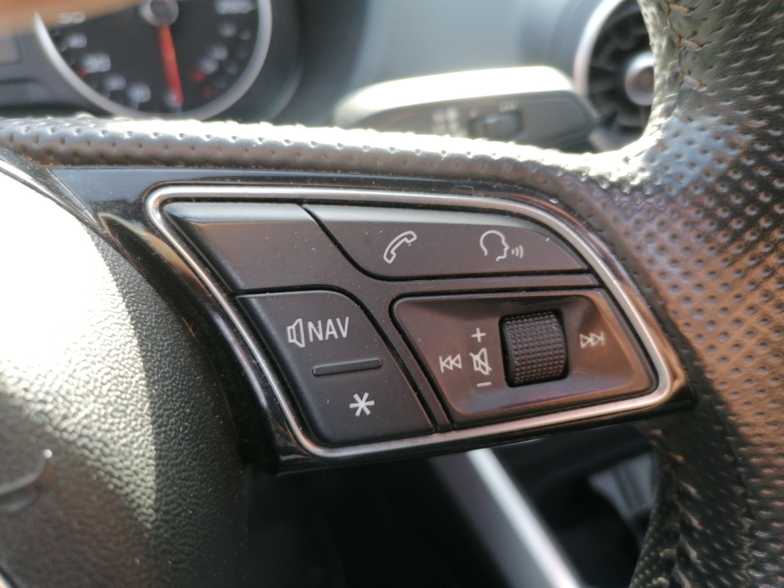 
								AUDI Q2 1.4 TFSI COD 150CH S tronic 7 S Line complet									