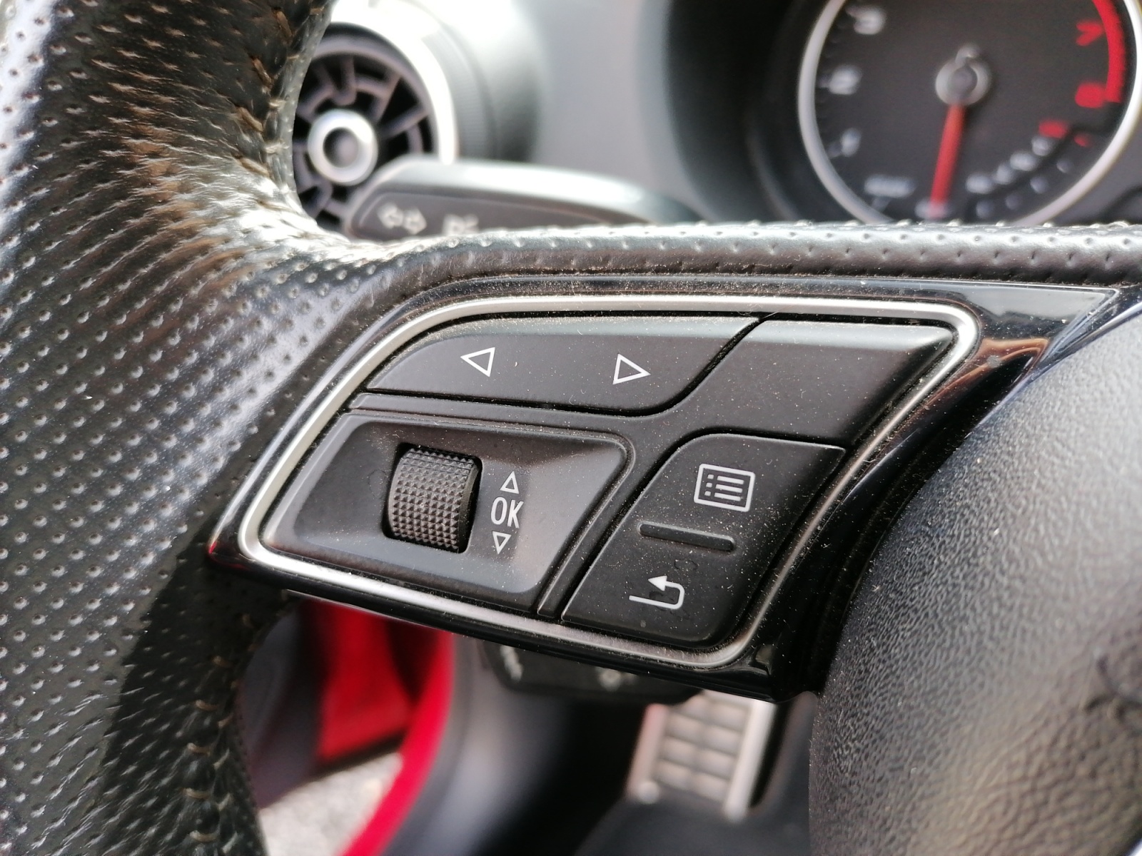 
								AUDI Q2 1.4 TFSI COD 150CH S tronic 7 S Line complet									