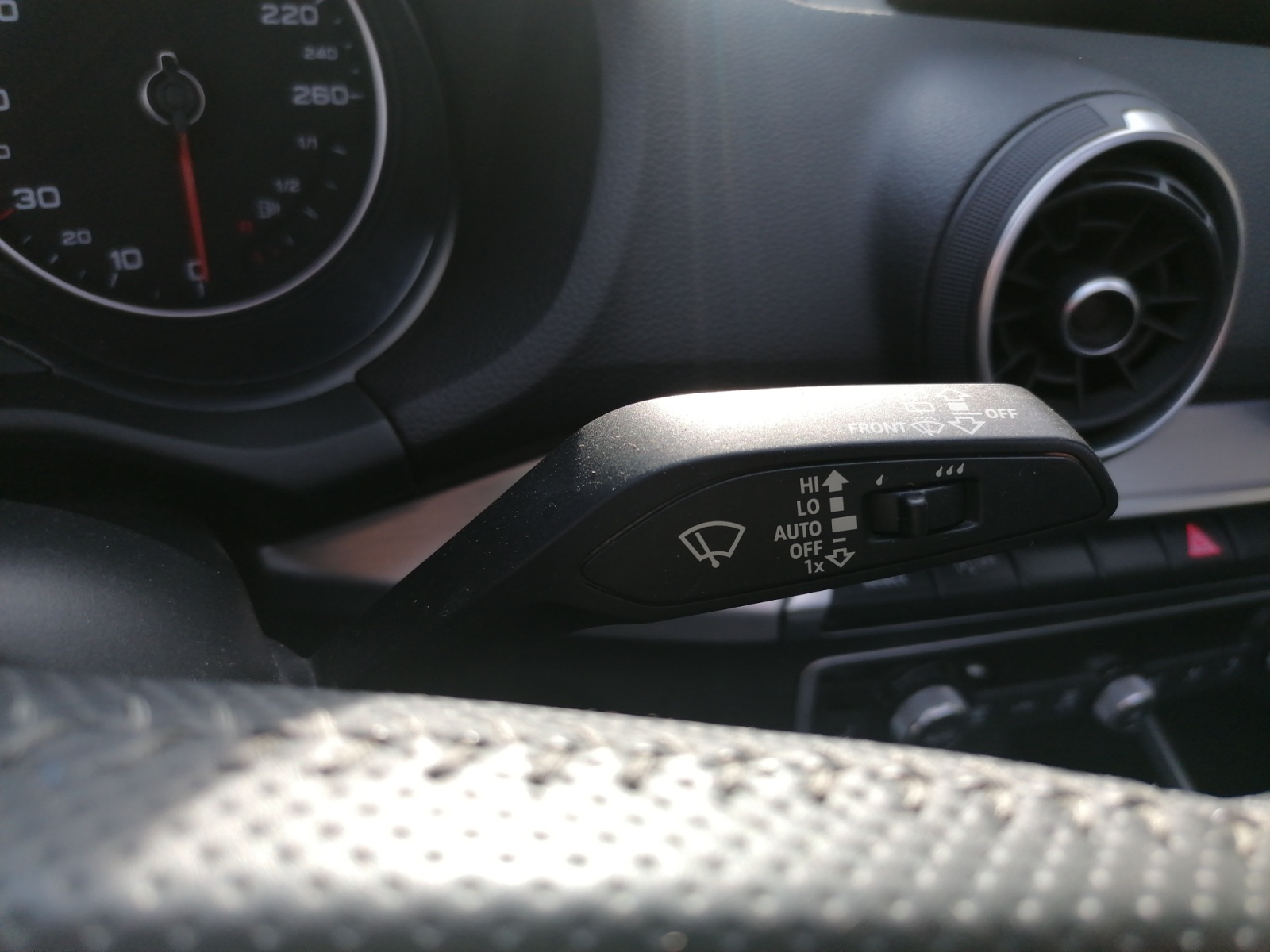 
								AUDI Q2 1.4 TFSI COD 150CH S tronic 7 S Line complet									