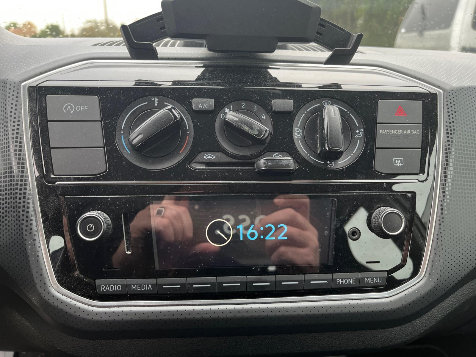 
								VOLKSWAGEN UP 1.0 60 BlueMotion Technology BVM5 Up! Connect complet									