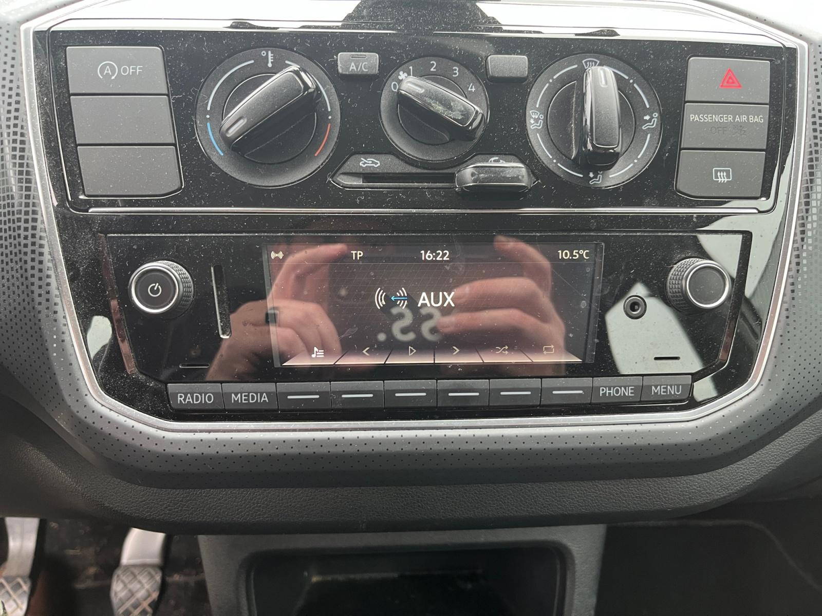 
								VOLKSWAGEN UP 1.0 60 BlueMotion Technology BVM5 Up! Connect complet									