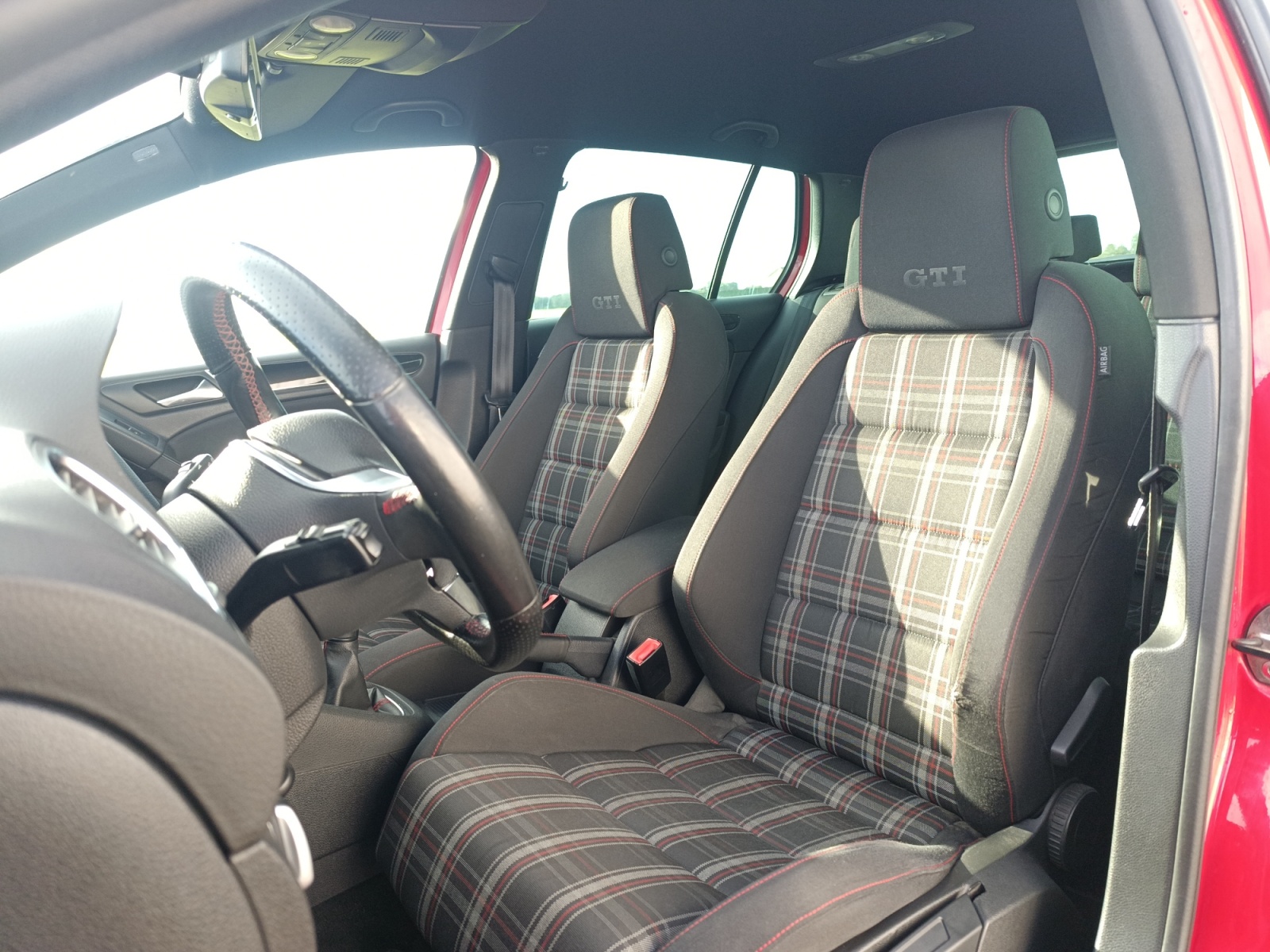 
								VOLKSWAGEN GOLF VI 2.0 TSI 210 CV GTI BVM6 complet									